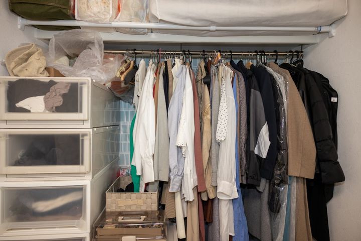 服や物であふれたクローゼットを上手に整理するには？（画像はイメージ）