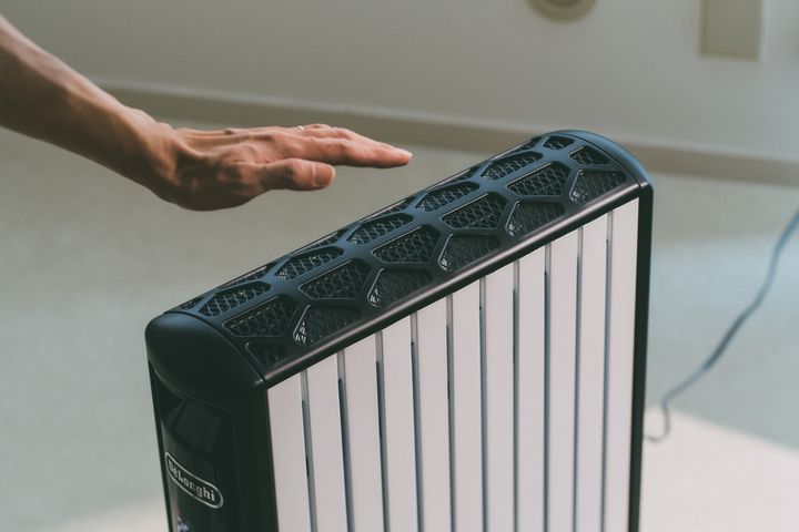 デロンギの「一生これでいい」ヒーターとは？エアコンの「乾燥・騒音・風」に疲れた人へ最適な理由