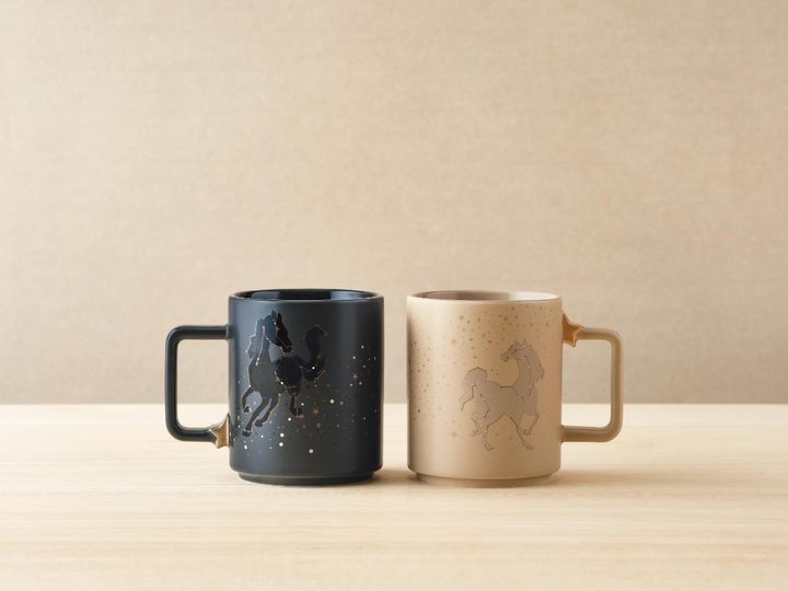 「スターバックス リザーブ ロースタリー マグ Horseブラック355ml」、「スターバックス リザーブ ロースタリー マグ Horseベージュ355ml」（各3600円） ※価格は税込み width=