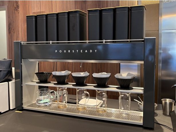 ホットコーヒーのドリップ装置。内装の雰囲気にあったブラックが輝きを放つ
