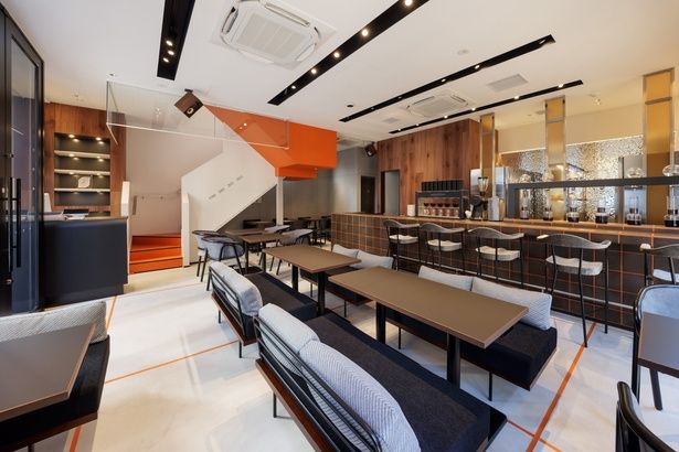 1階はオレンジを差し色に、コーヒーブラウンを基調とした落ち着いた空間