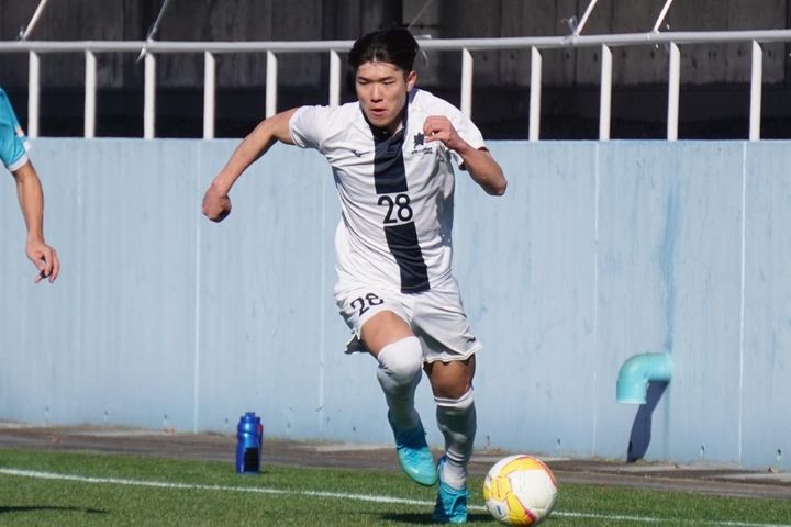 画像: 力強いドリブルで突破する村上（写真 縄手猟）