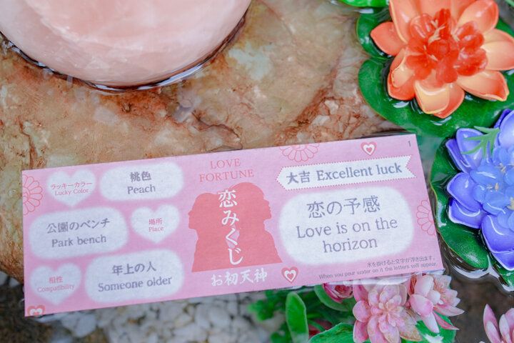 切り絵御朱印や恋みくじが話題！曽根崎心中に縁ある、梅田の恋愛成就スポット「露 天神社」