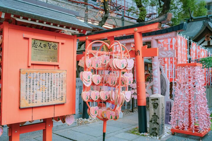 切り絵御朱印や恋みくじが話題！曽根崎心中に縁ある、梅田の恋愛成就スポット「露 天神社」
