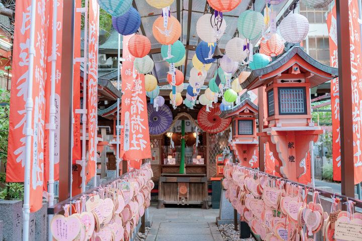 切り絵御朱印や恋みくじが話題！曽根崎心中に縁ある、梅田の恋愛成就スポット「露 天神社」