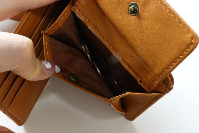 2つ折財布（レザー調） 使用例