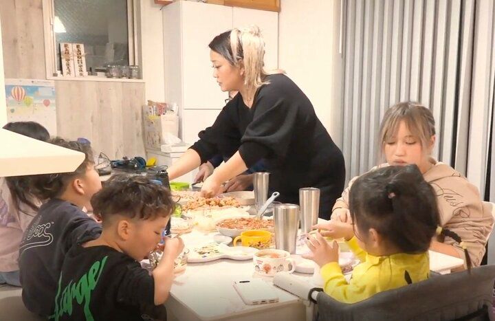 【写真・画像】“2男3女の大家族”31歳ギャルママ、コストコ食材を使った晩ごはんを公開「タッパーで作る茶碗蒸し」「1キロの唐揚げ」 1枚目