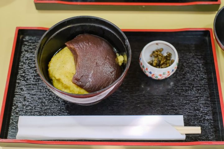 お盆に乗った粟ぜんざい あわぜんざい