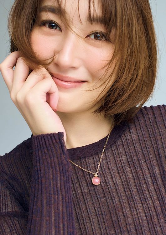 ローズクォーツのネックレスを身につけた高梨臨さん