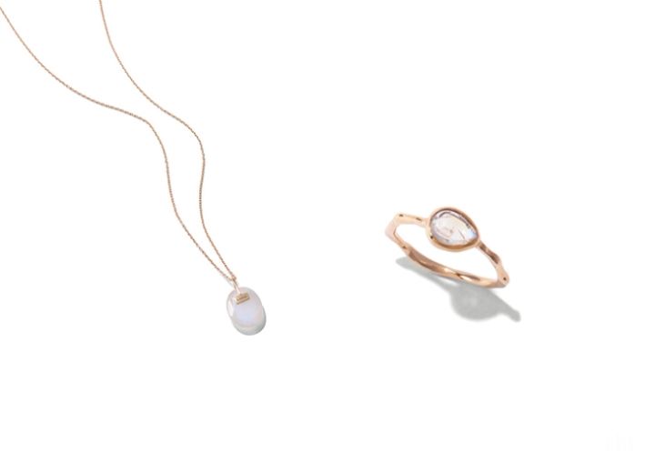 ムーンストーンのネックレスとリング