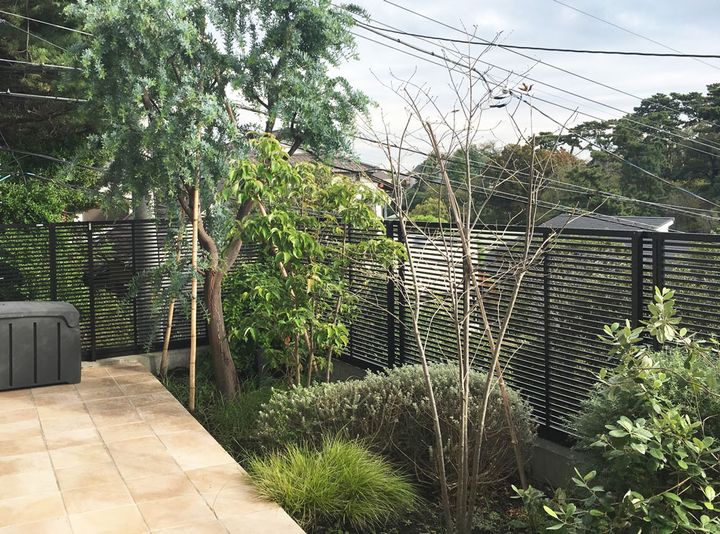 低木の配植はテラスを歩きながら眺めが良い雰囲気。