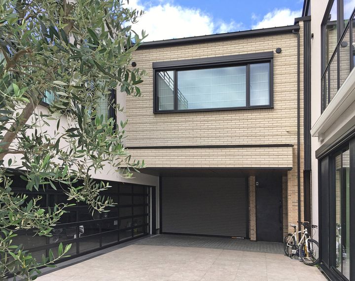 オリーブの木から中庭を見る 左側はパーキング、右側は住宅。