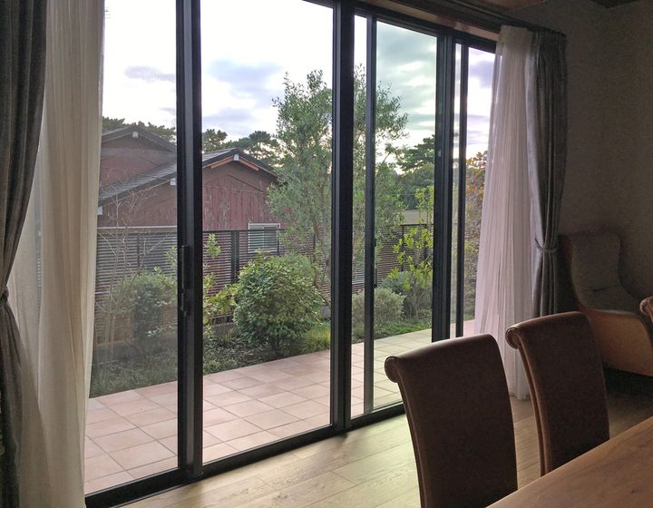 ダイニングの窓越しの緑が豊かに