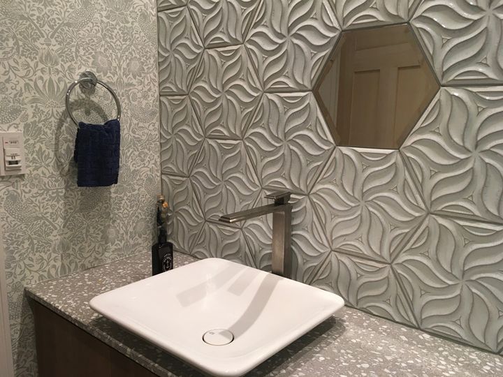 スタイリッシュな水栓と洗面・ヘキサゴンタイルのパターンも高級感満載