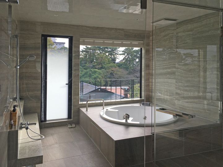 緑を眺められるジャグジー。