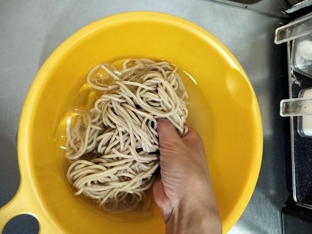 茹で上がったら氷と水を1:1で入れたボウルに（▶︎次へ） 撮影／おと