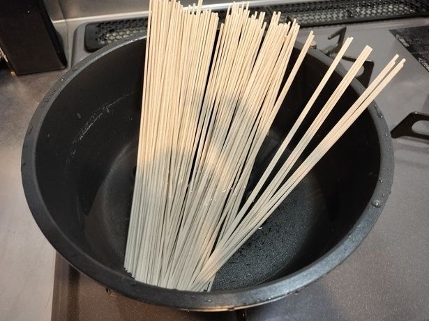 いつものように麺を茹でるだけ。沸騰するまで箸で混ぜる必要はなし！（▶︎次へ） 撮影／おと