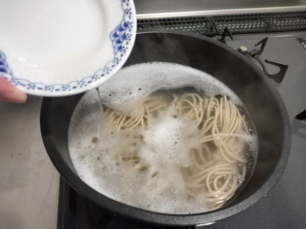 沸騰したら油を投入！ごま油やオリーブ油でもOK（▶︎次へ） 撮影／おと