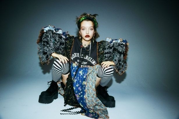 フリルや異素材を重ねることで、強い個性と現代的なエッジを感じさせるスタイルに再構した一点物