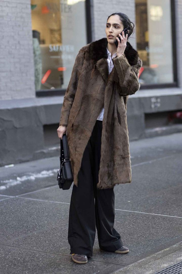 画像: 毛足の短いファーコートをセレクト