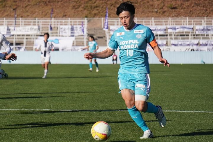 画像: 得意のドリブルで相手ディフェンス陣を切り裂く山崎（写真中央 縄手猟）