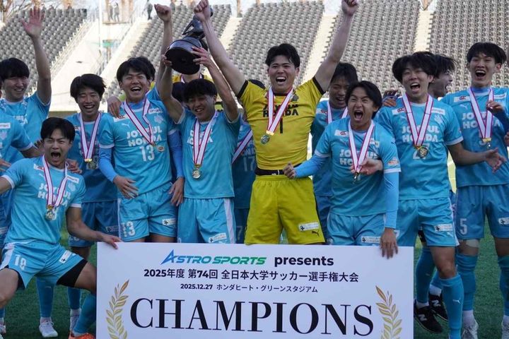 画像: インカレ優勝をよろこぶ筑波大イレブン（写真 縄手猟）