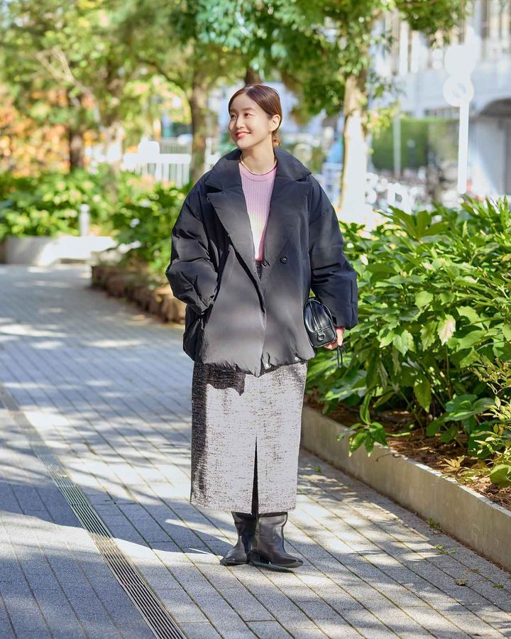 画像: ダウンコート￥39,600・クルーネックプルオーバ￥17,600・スカート￥30,800・