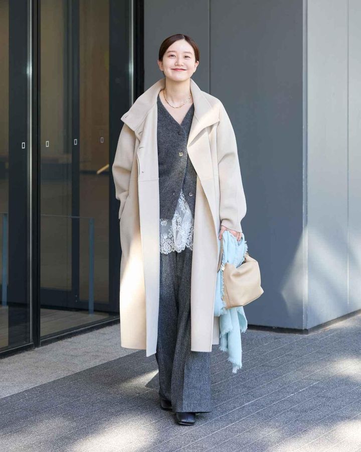 画像: コート￥72,600・カーディガン￥30,800・