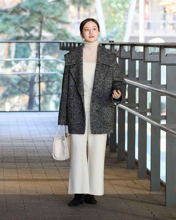 画像: コート￥61,600・プルオーバー￥19,800・パンツ￥20,900・