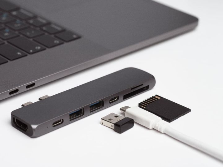 Ankerが2025年に最も愛された製品をまとめたランキングを発表しました。パソコン作業の利便性を高めるUSBハブ／アダプタ部門のランキングを公開します。（サムネイル画像出典：Andrew Sotnikow / Shutterstock.com）