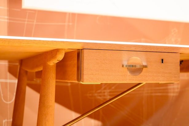 「アーキテクトデスク PP571 (1953年)」のディテール。建築家のためにデザインされたデスク。1953年のキャビネットメーカーズギルド展に出品された後、PPモブラー社で製造が続けられている。200年以上のオーク材を同一の板から削り出し、木の個性をそろえた構造と、天板まわりの端正な仕上げが際立つ