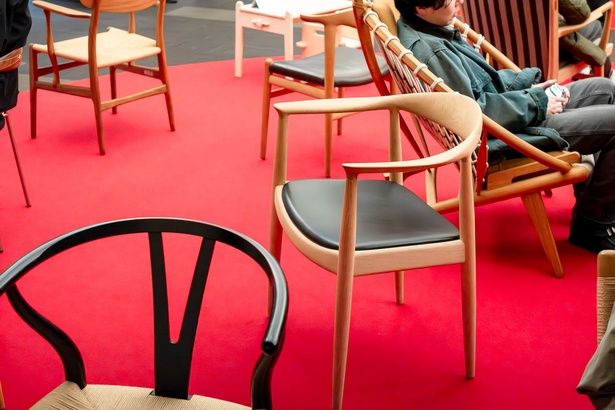 会場を出た先には、PPモブラー社とカール・ハンセン＆サン社の現行モデル13脚を実際に体感できるコーナーが用意されている。座ってみると、線のつながりや手触り、体の収まり方が自然と伝わってくるはずだ。ウェグナー自身も「作品は体を通して伝わるもの」と語っている。展示で見た椅子を、今度は自分の感覚で確かめてみよう