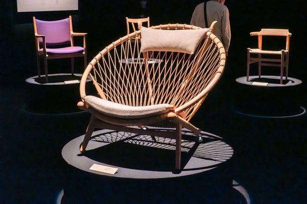 「サークルチェア PP130 (1986年)」。過去作を見つめ直す中から生まれた、円形フレームが印象的な一脚。ピーコックチェアの発展形として構想され、PPモブラー社の高度な成形技術により実現した。ロープ張りの背と座が生む、軽やかな座り心地も魅力