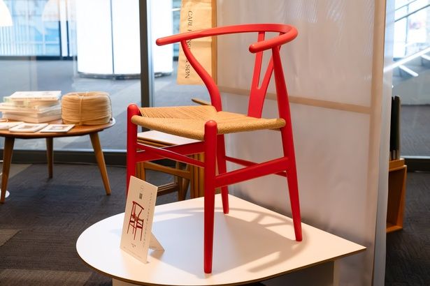 ウェグナーの家具を購入できる「展覧会ショップ」も登場。本展の開催を記念した特別な「CH24 Yチェア」(11万円・写真)と、PP503 ザ・チェア(120万5600円)の2モデルが数量限定で販売中