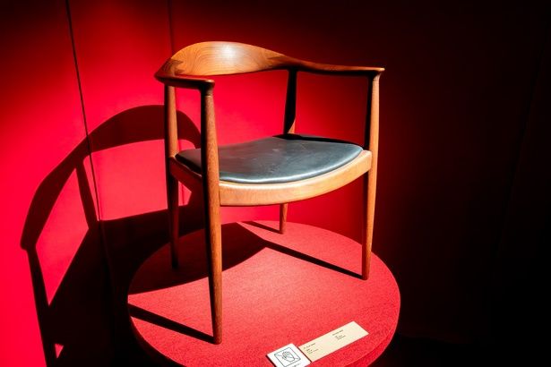 まず、代表作「ザ・チェア JH503 (1949年)」が、通路の奥にポツンと登場。ここからウェグナーの世界が広がっていく。この「ラウンドチェア」は、アメリカで高く評価され、後に「ザ・チェア」と名づけられた名作。1960年の米大統領選テレビ討論でジョン・F・ケネディが使用したことで世界的な注目を集め、“ケネディチェア”の名でも知られている