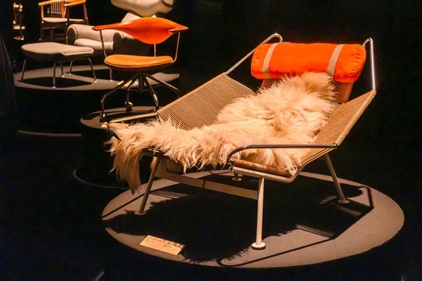 「ザ・フラッグハリヤードチェア GE225 (1950年)」。ヨット用ロープ「フラッグハリヤード」をスチールフレームに張った寝椅子。一見無機質だが、体を預けると驚くほど快適だ。ロープが体を支え、金属の冷たさを感じさせない構造も特徴