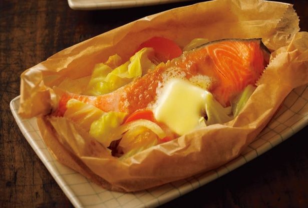とろけるバターの香りが食欲をそそる「鮭のちゃんちゃん蒸し」 （C）らむ／ワニブックス