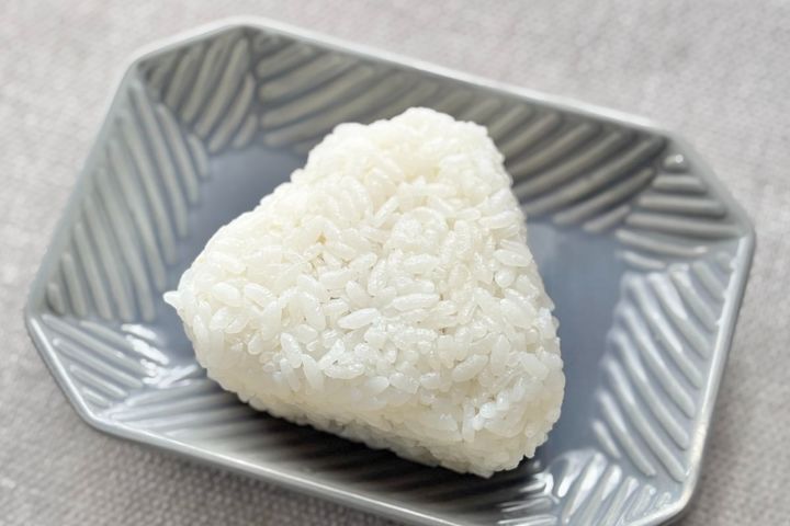 一口目からちゃんとあの味！【セブン】ちょっぴりリッチなおむすび登場