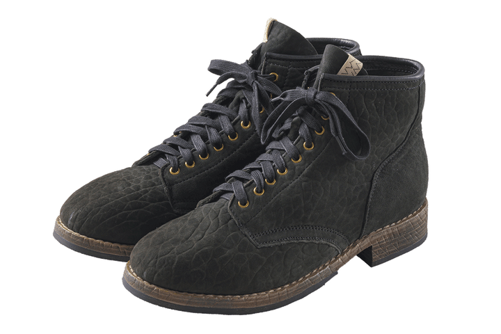 〈ビズビム〉のワークブーツ