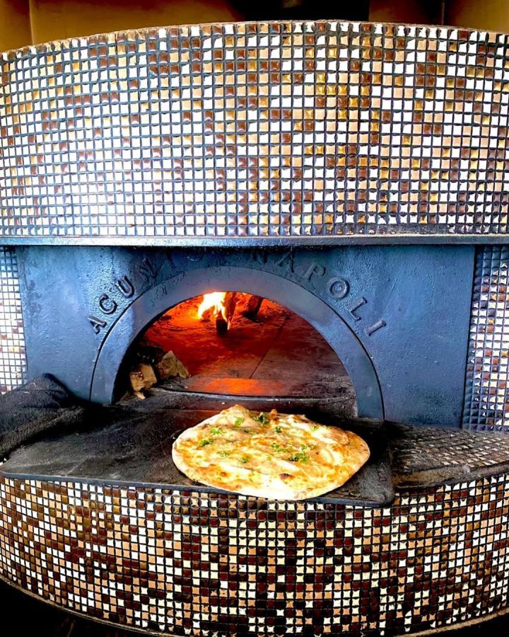 ピッツァはイタリアから取り寄せた石窯で焼き上げる