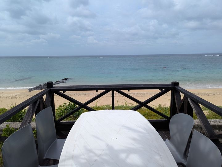 ウッドテラス席の目の前には海が広がる