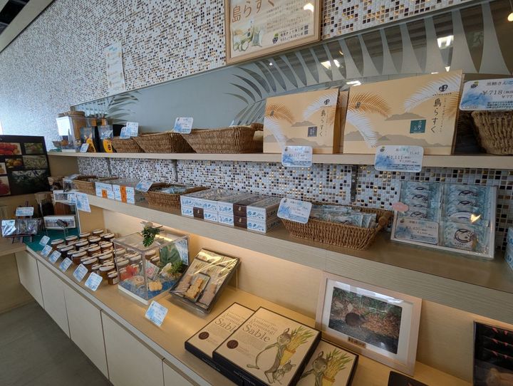 焼き菓子、ロールケーキなどの生菓子、ジャムなどオリジナル商品が多数揃うお土産スペース。