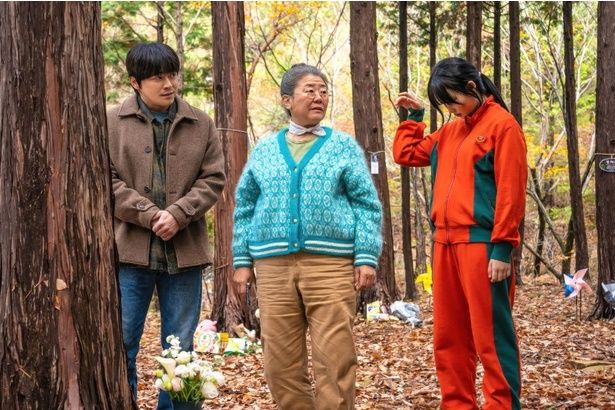 【写真を見る】悪戦苦闘しながらも、人間と共存できるよう特訓を重ねる家族の絆に心打たれる『ゾンビ娘』 [c]Everett Collection/AFLO