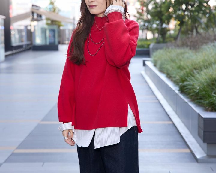 画像: 赤ニット × ボルドーカラーのストライプで統一感