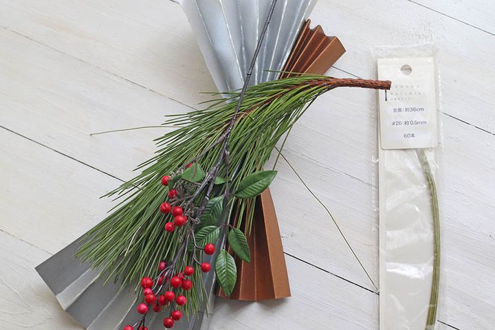 ナンテンとマツをつける