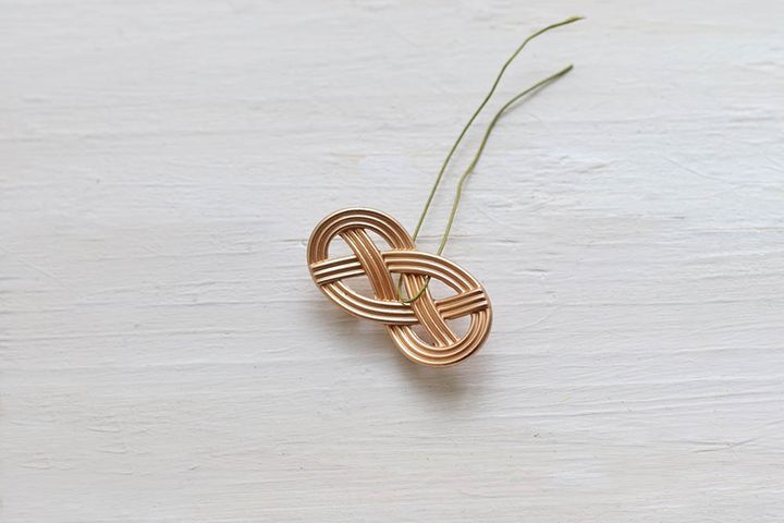 箸置きにワイヤーを通す