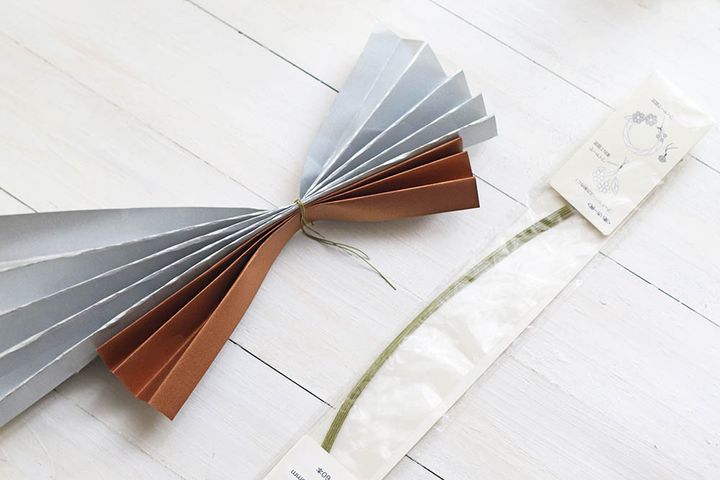 画用紙をワイヤーで留める