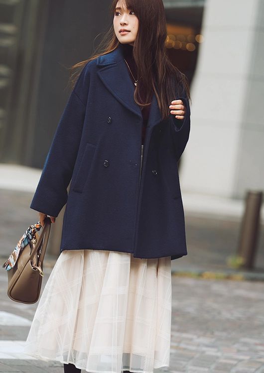 ミドル丈ピーコートを着回しする渋谷凪咲さん