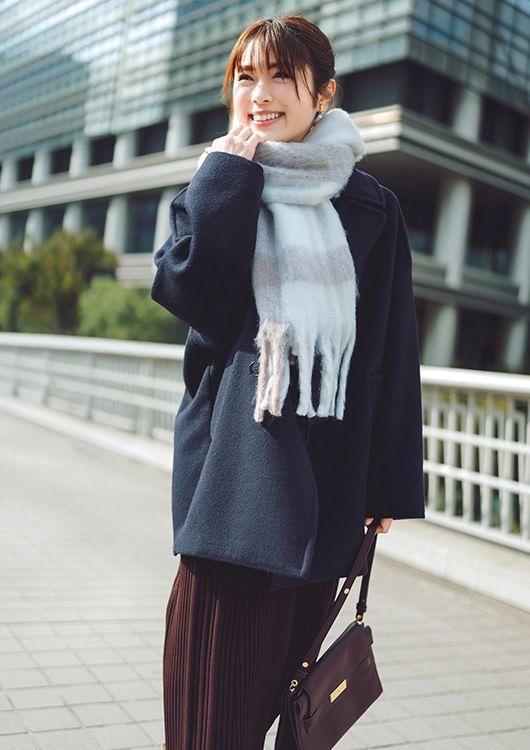 ミドル丈ピーコートを着た渋谷凪咲さん