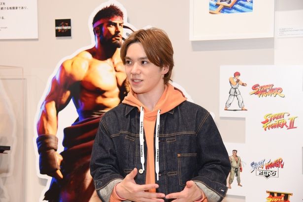「ロックマン」シリーズのドット絵に関する展示に感動したと話す宇野昌磨さん (C)CAPCOM 撮影：ソムタム田井